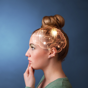 Une femme avec un cerveau dans la tête, explorant les réseaux neuronaux pour étudier l'attention.
